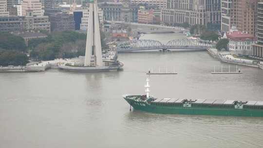 一艘货轮在上海黄浦江上航行
