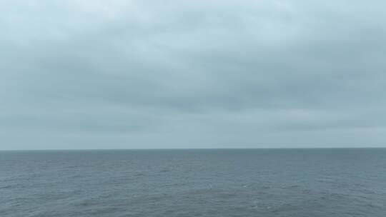 阴天大海航拍海面飞行海平面飞越大海下雨天