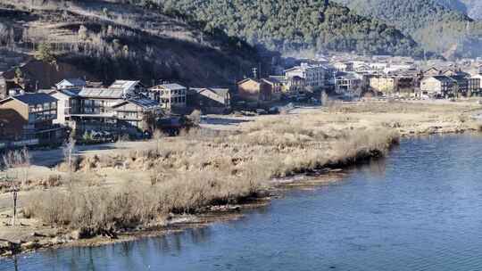 泸沽湖清晨村落湖边湖泊