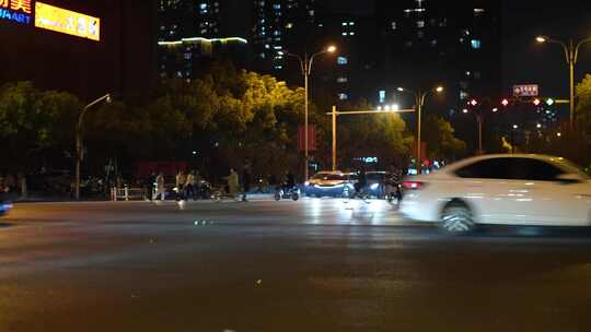 夜晚城市街头汽车车流人流夜景光斑视频素材