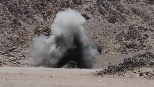 地雷在沙漠中爆炸
