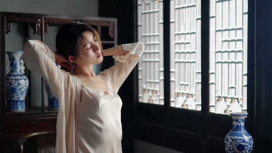 东方女性清晨起床伸展放松