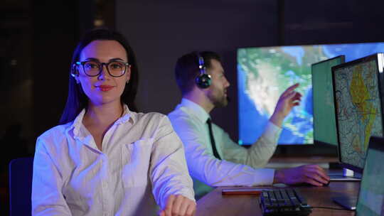 现代电子控制室中带耳机的女接线员肖像