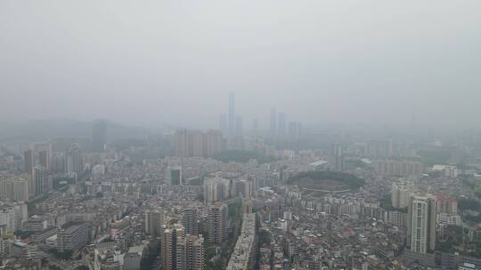 雨雾中的城市