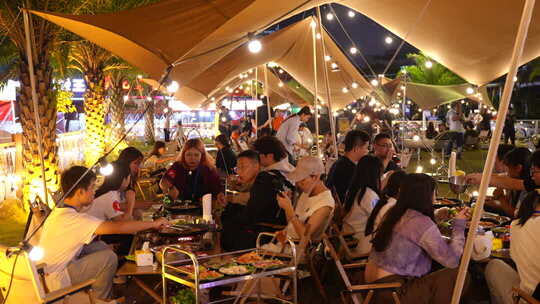 户外露营聚餐场景