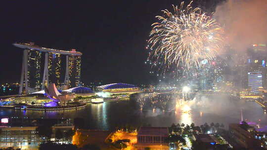 新加坡城市美丽多彩的烟花