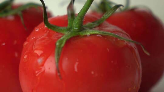 多滴水滴击中带蒂的红色成熟西红柿超慢镜头视频素材模板下载