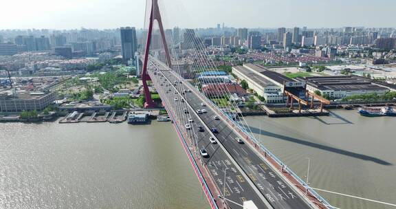 车辆行驶在上海杨浦大桥上