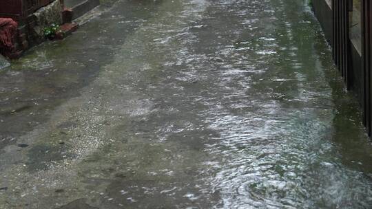 下雨天路面雨水雨滴地面视频素材模板下载