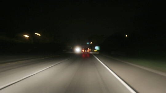 汽车在夜间沿高速公路行驶