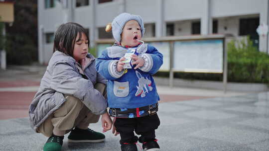 姐姐带照顾弟弟妹妹 留守儿童操场学校小学