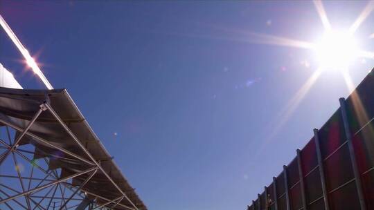 沙漠中的一个大型太阳能阵列产生清洁电力