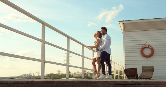 夫妻站在桥上欣赏风景