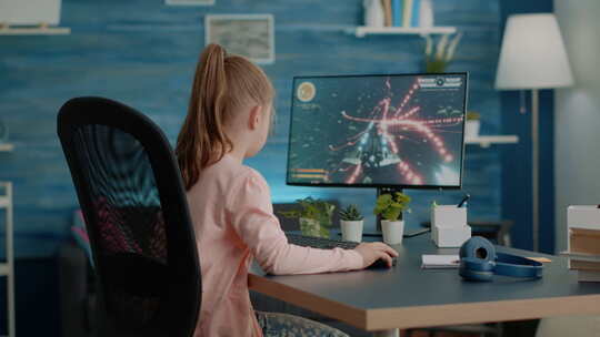幼儿在书桌上玩动作电子游戏视频素材模板下载