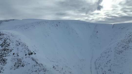 令人惊叹的冬季景观与雪山