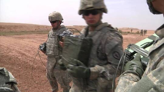美国士兵在伊拉克进行武器拆除 