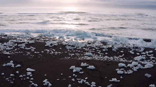 冰岛冰川泻湖附近的钻石海滩