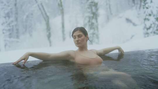 森林中在温泉池中泡澡的女人