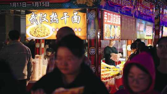 春节夜市烟火气特色小吃 吃宵夜烧烤的市民