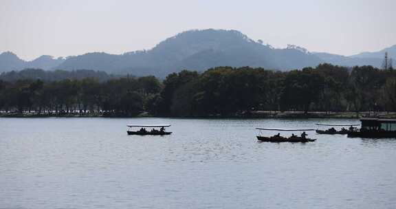 杭州西湖游船泛舟湖上惬意生活
