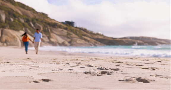情侣，海洋和手牵手散步，在夏天的阳光下为