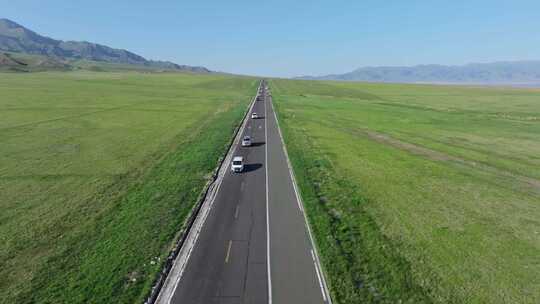 航拍夏天赛里木湖景区的公路