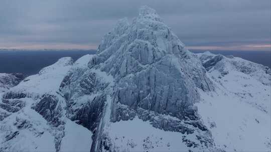 体验探索冰雪覆盖的山峰悬崖和岩石的刺激