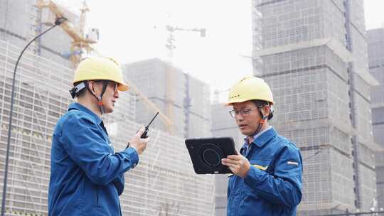 建筑工人工程师技术人员在工地使用平板电脑