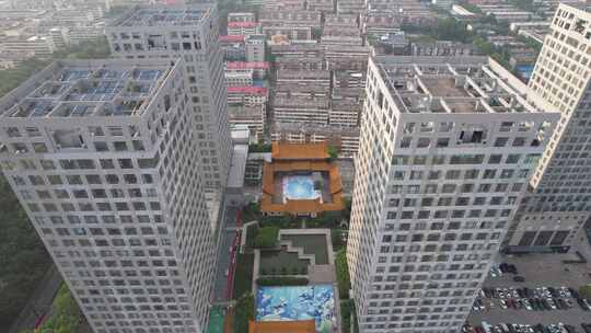 古建筑周边的城市街道景象鸟瞰图