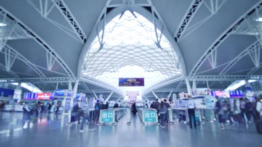 匆忙来去的人群，模糊的人影