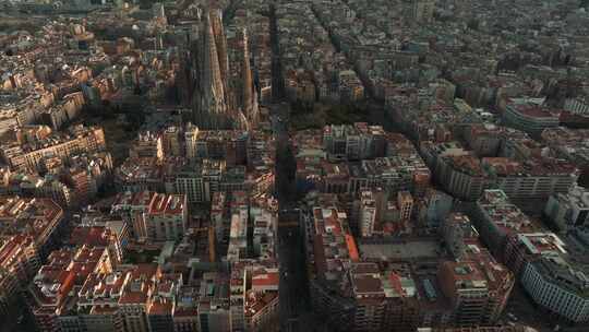 从上面欣赏巴塞罗那市美丽的空中全景日落景色视频素材模板下载