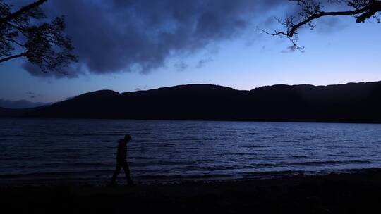 男子独自站在湖边情绪空镜