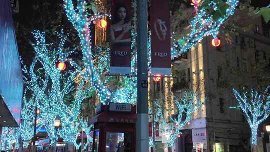 南京西路装饰彩灯的街道夜景