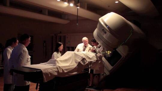 一名脑癌患者接受立体定向放射手术视频素材模板下载