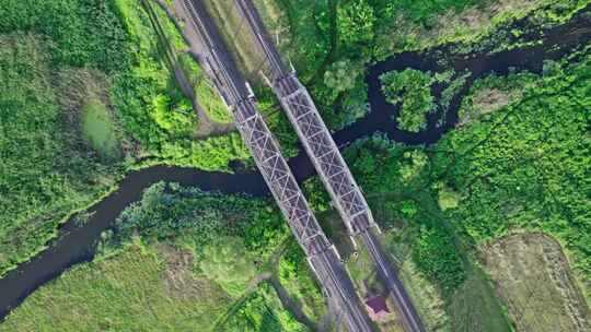 铁路桥，火车轨道，乡村，河流