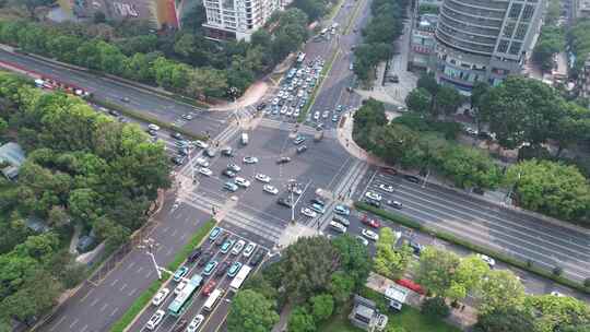 深圳福田区的路口交通车流