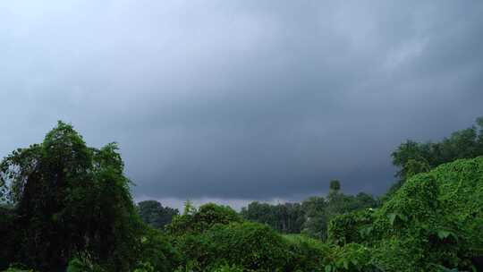 会下雨，天空多云。