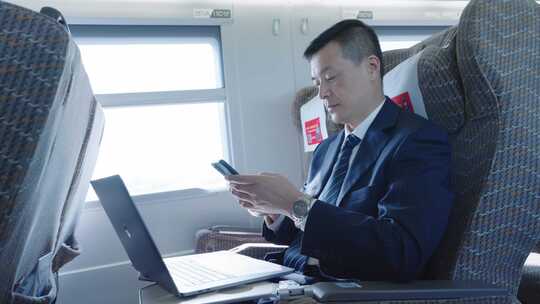 成功人士在高铁上使用笔记本电脑