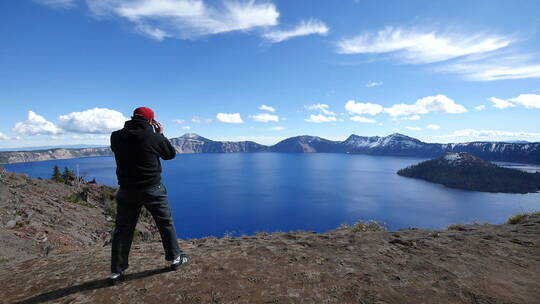 两人站在火山口湖边看风景
