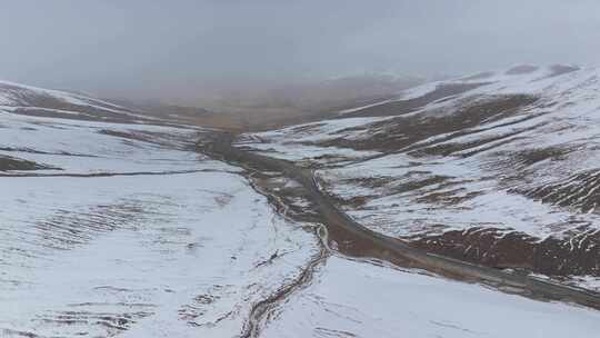 航拍青海德马高速旁的挝卓依垭口雪山