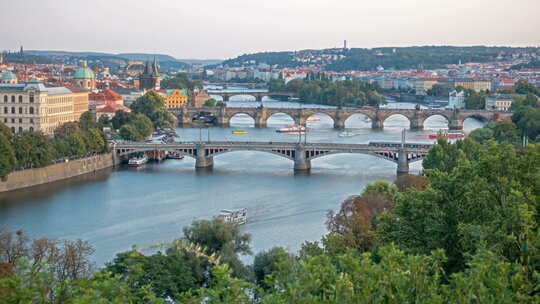 布拉格的桥梁，包括著名的查理大桥在维塔瓦河视频素材模板下载