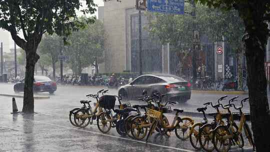 大雨下的马路街道和行人/4k/固定镜头