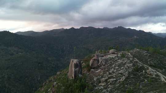 葡萄牙多云天空下岩石地形和山脉的鸟瞰图。