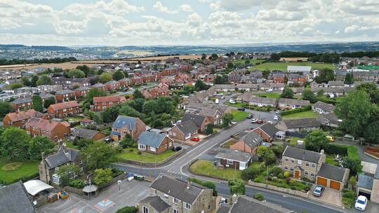 传统的英国村庄场景。Emley Huddersfield镇村庄房屋的航拍镜头