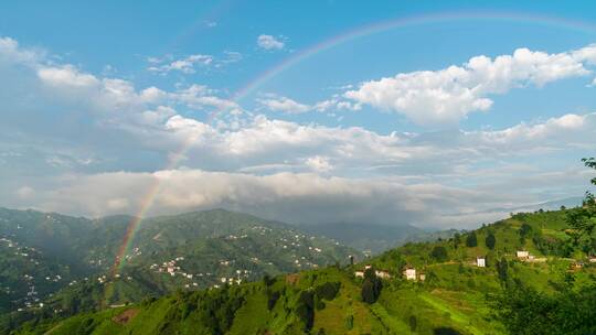 山上彩虹的鸟瞰图自然现象