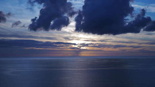 英国康沃尔海岸附近海上部分多云日落时间推移。