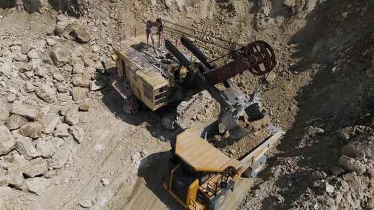 重型挖机将石灰石装入卡车