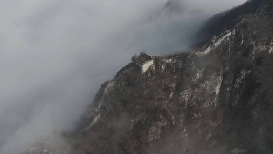 箭扣长城冬季云海翻滚航拍大景观