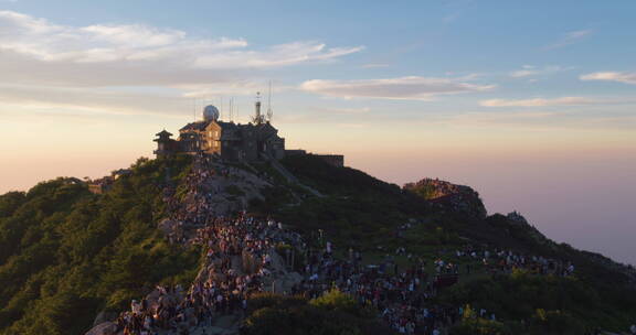 泰山山顶游客观看日出太阳升起