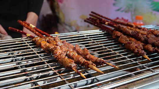 户外烧烤架上烤制美味肉串